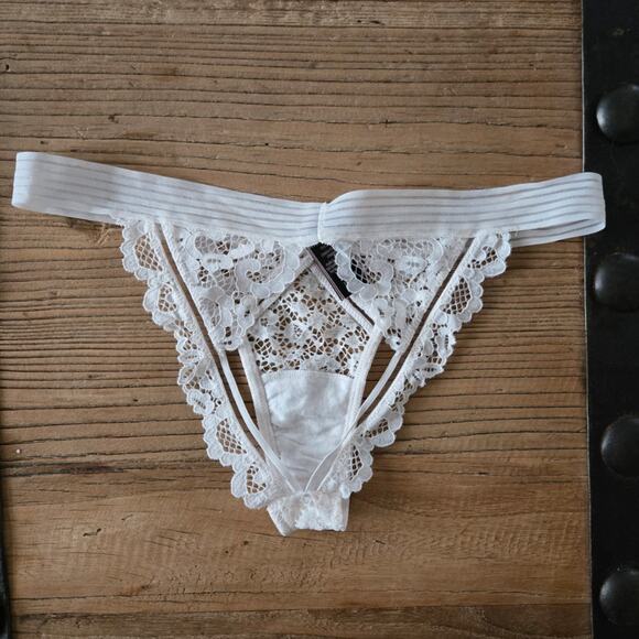 Victoria's Secret Very Sexy Cheekini Peekaboo Lace Panty sz S New White - Picture 1 of 4